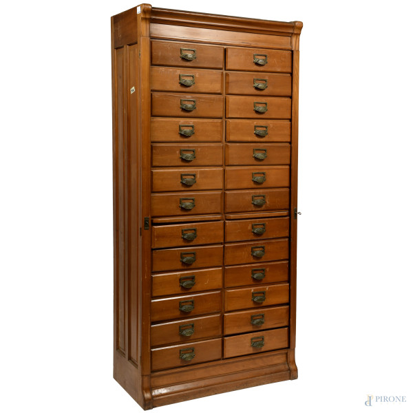 Mobile schedario in noce modanato con 26 cassetti disposti su due file, XX secolo, cm 200x93,5x42,5, (difetti)