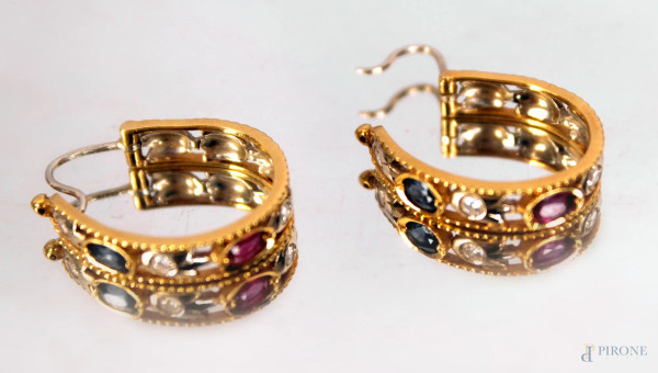 Paio di orecchini in oro 18 Kt con zaffiri, rubini e brillantini, gr. 5,5.