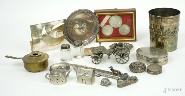 Lotto di vari oggetti in metallo ed argento, peso gr.205