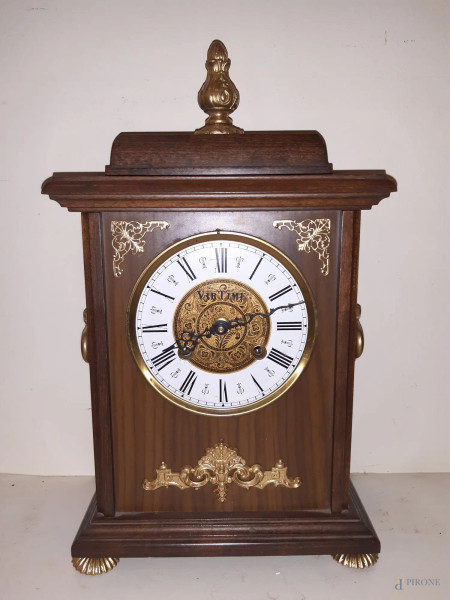 Orologio in legno con particolari in metallo dorato 21x36 cm.