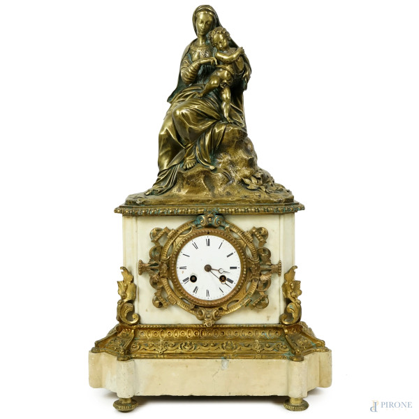 Orologio da camino in marmo bianco e bronzo, Francia, XIX secolo, sormontato dalla figura della Madonna con il Bambino, quadrante in smalto con numeri romani, finiture cesellate, cm 50,5 x 33 x 15,5, (difetti, mancanze e meccanismo da revisionare)