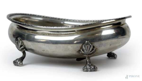Vaschetta in argento di forma ovale, poggiante su quattro piedini a foglia ritorta, cm 8,5x23x16,5 , XX secolo, gr.520