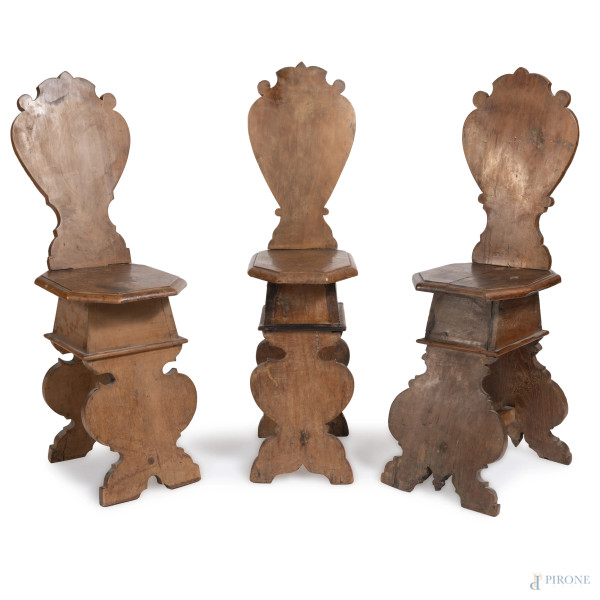 Lotto di tre scranni in noce con schienale e gambe intagliate. Seduta dal profilo ottagonale, XVIII-XIX secolo, cm 100x43x32, (segni di usura, scalfiture, difetti)