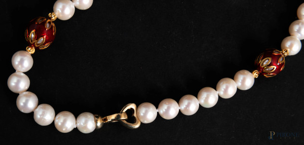 Parure con perle, sfere rosse e argento, lunghezza collana cm 54; lunghezza bracciale cm 20