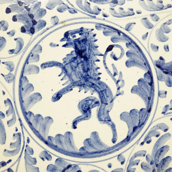 Lotto di due piatti in maiolica a smalto bianco e blu, Chianciano Barbetti, XX secolo, misure max...