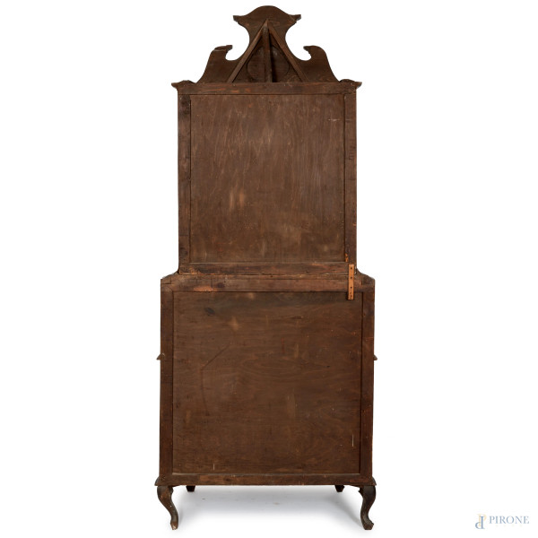 Trumeau impiallacciato in radica con fronte mosso a tre cassetti in colonna, piano a ribalta cela...