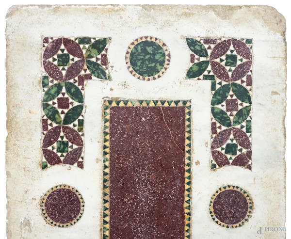 Frammento in marmo bianco con inserti decorativi in porfido e serpentino, sec. XVIII-XIX, cm 62,5...