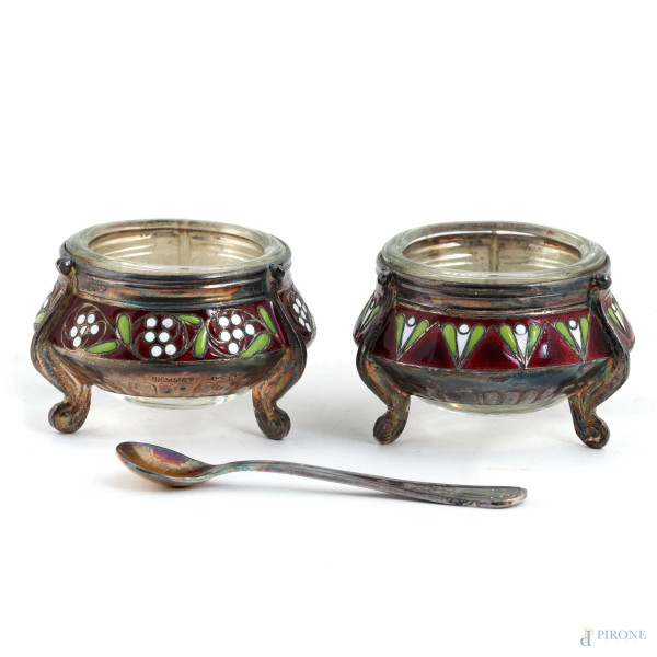 Lotto di due salierine in vetro smaltato e metallo, XX secolo, cm 3,5x5,5, (presente solo un cucchiaino, segni di usura, difetti)