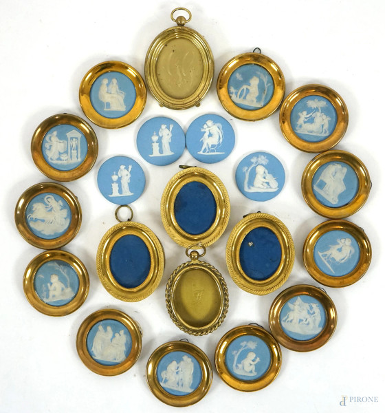 Lotto composto da 16 placchette in porcellana Wedgwood e 5 piccole cornici ovali in metallo dorato, misure max cm 6,5x5,5