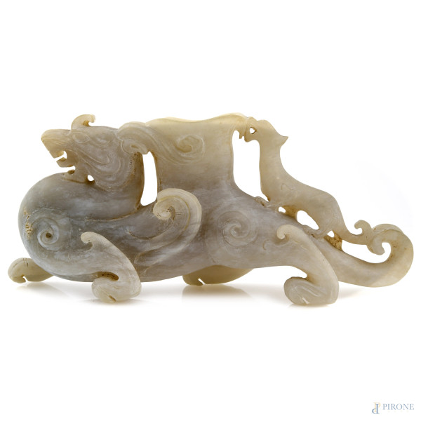Portacandele a foggia di drago in pietra saponaria bianca, XX secolo, cm 9,5x21x6 (scalfiture, mancanze, rotture)