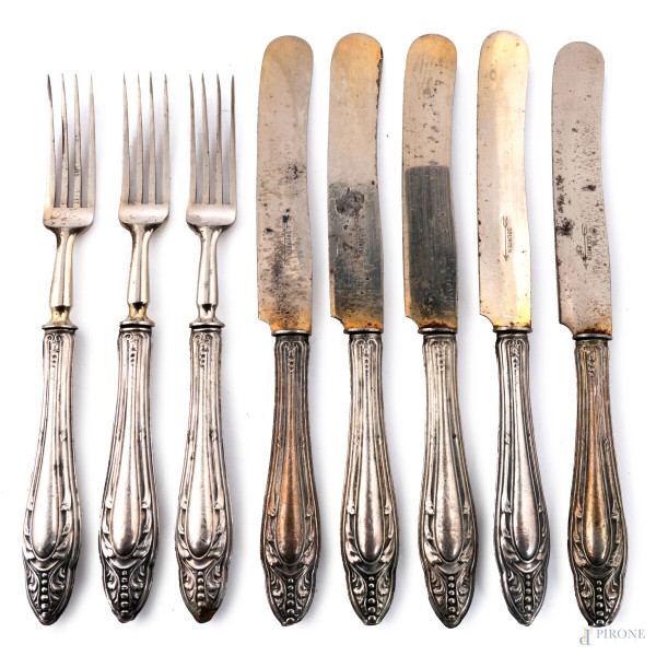 Lotto composto da 5 coltelli da burro e tre forchettine con manico in argento 800/000, lunghezza massima cm 20, peso lordo complessivo gr 250