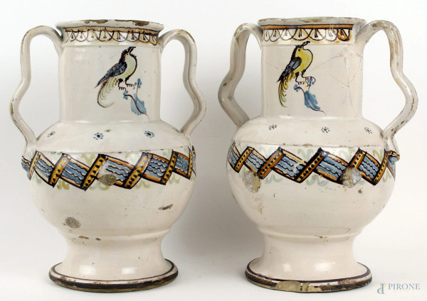 Coppia di brocche in ceramica policroma del XVIII secolo, a due manici, decorate con volatili e motivi geometrici, cm h 28, (difetti, sbeccature, restauri)