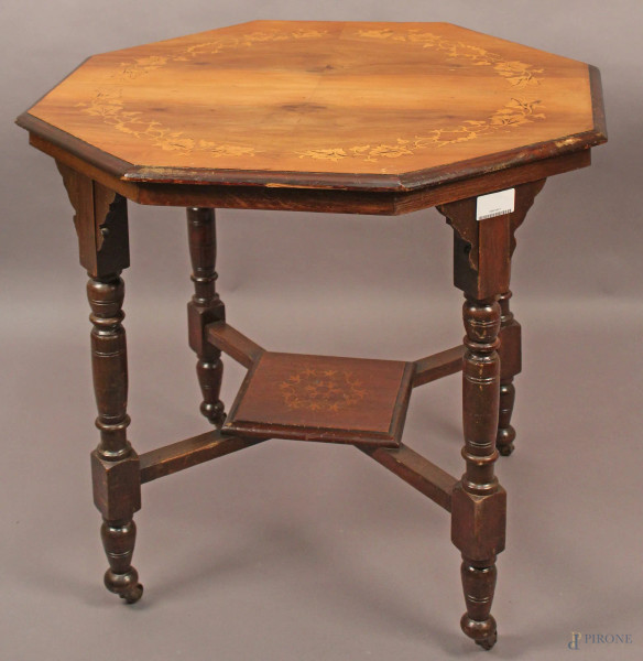Tavolino di linea ottagonale in noce con intarsi in bosso, poggiante su quattro gambe legate da piano, altezza 73x75x75 cm.