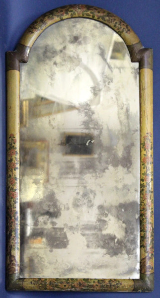 Specchiera di linea rettangolare centinata in legno laccato e dipinto, cm 76 x 37.