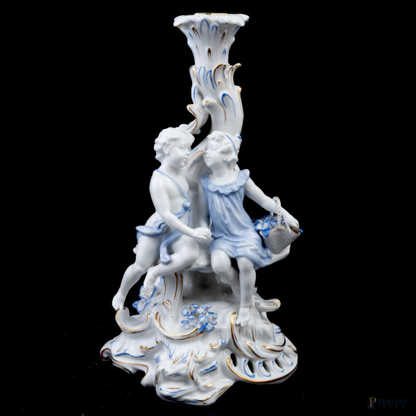 Candeliere in porcellana Capodimonte  con gruppo scultoreo raffigurante corteggiamento, XX secolo, cm 29,5, (segni di usura)