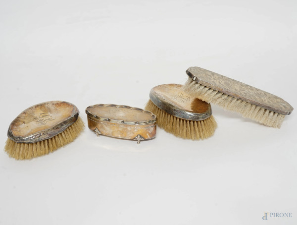 Set da toletta composto da tre spazzole ed un cofanetto rivestiti in lamina d'argento, XX secolo, pz. 4, misure max cm 17,5x5, (ammaccature).
