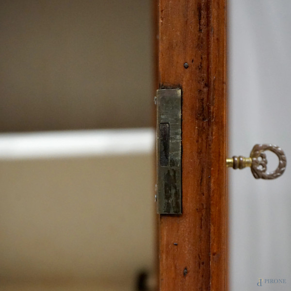 Vetrina stile impero a due corpi in legno di ciliegio del XIX secolo, quattro ante e due cassetti...