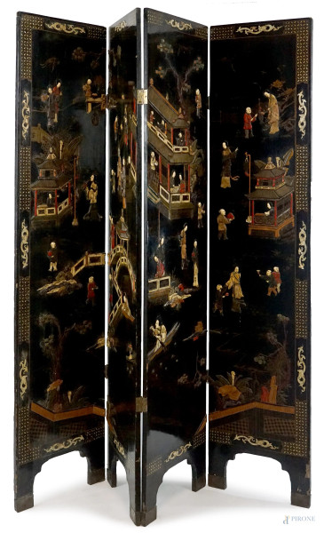 Paravento cinese in legno laccato e dorato, XX secolo, a quattro ante decorate a rilievo con scene cortesi, misure con pannelli chiusi cm 183,5x40,5x10