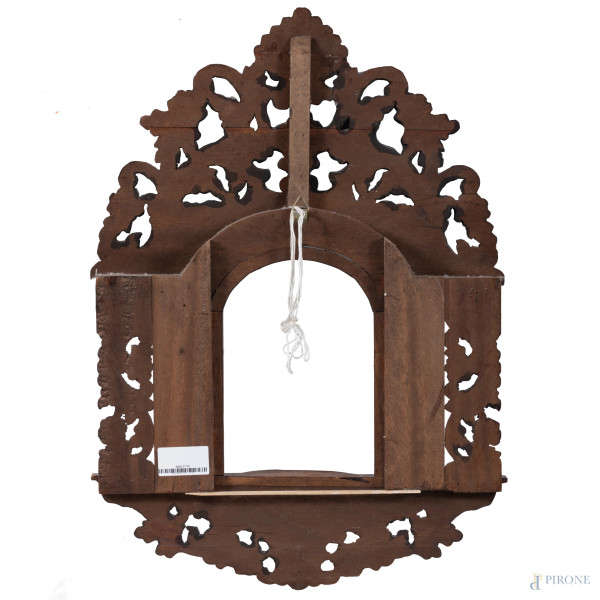 Cornicetta a tempio di legno di noce riccamente intagliato, XX secolo, cm 66x45,5, luce cm  24,5x17, (segni di usura, restauri)