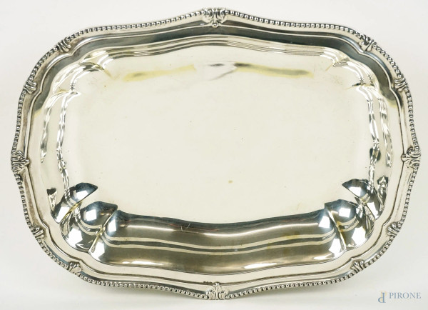 Vassoio in argento, con profilo smerlato e cesellato, cm 4,5x3023, peso gr. 509