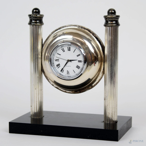 Piccolo orologio da tavolo con quadrante a numeri romani, cassa in argento, sorretto da coppia di colonnine, cm h 11,5x10x6, XX secolo, (segni del tempo).