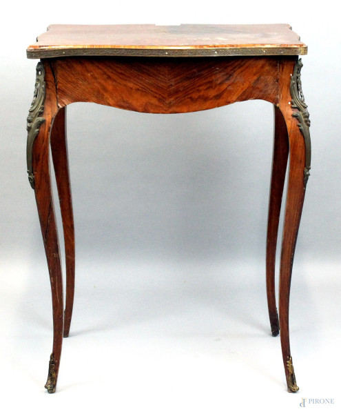 Tavolino in legno impiallacciato, piano di linea sagomata, poggiante su quattro gambe mosse, finiture in bronzo, cm h76X57X40, XIX secolo, (difetti).