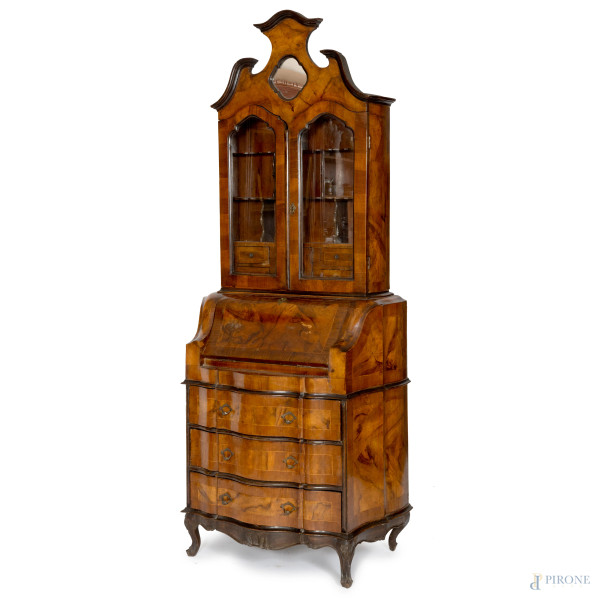 Trumeau impiallacciato in radica con fronte mosso a tre cassetti in colonna, piano a ribalta cela...