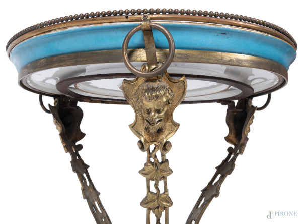 Tavolino con piano circolare in ceramica turchese decorata con ritratti, con struttura in bronzo ...