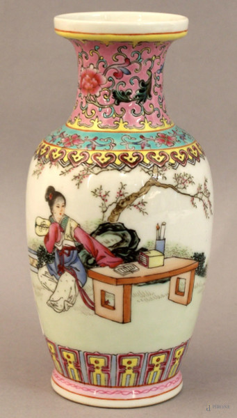 Vasetto in porcellana cinese a decoro di personaggi, altezza 18 cm.