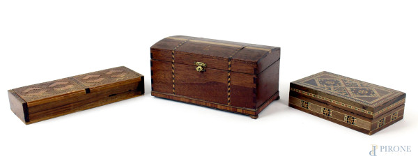 Lotto di due scatoline ed un cofanetto in legno intarsiato, XX secolo, misure max cm 10x20x10, (difetti)