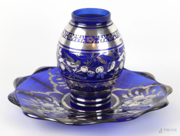 Lotto di un vasetto ed un piatto in vetro blu con decori argentati, altezza vaso cm 18, diametro piatto cm 31,5, (lievi difetti).