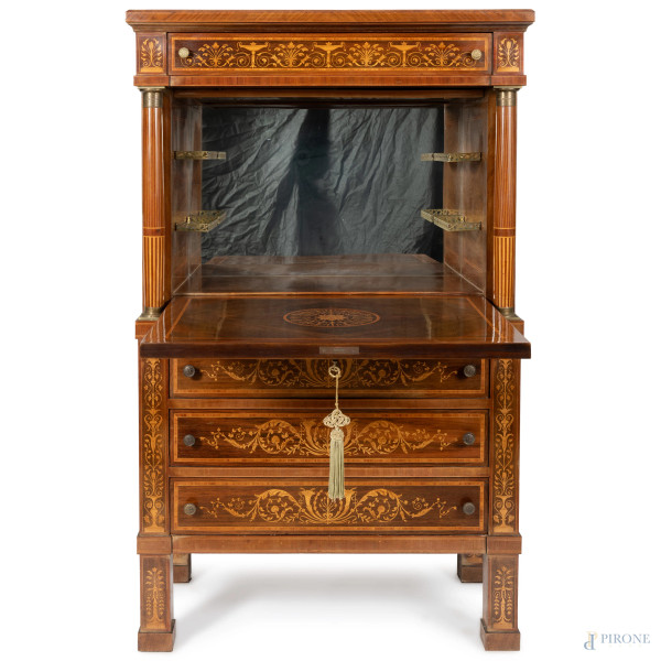 Mobile bar in legno impiallacciato e intarsiato a tre cassetti in colonna sormontati da sportello...