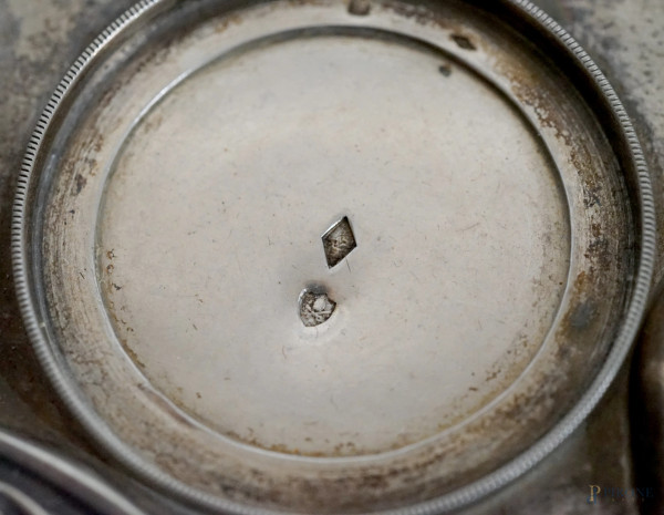 Calamaio in argento cesellato e sbalzato poggiante su quattro piedini ferini, XX secolo, cm 8,5x2...