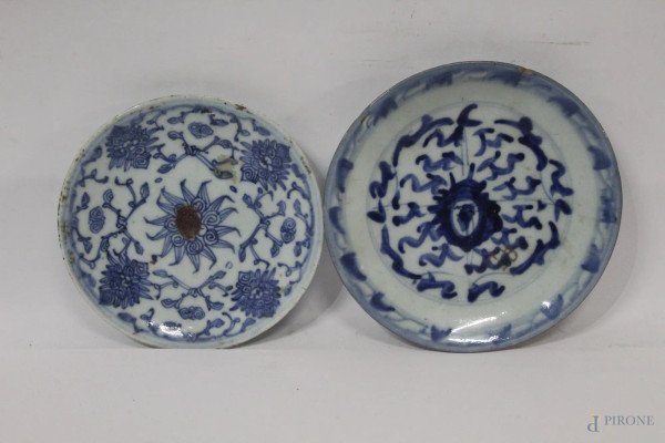 Lotto composto da due piattini cinesi in porcellana blu, diametro massimo 18 cm.
