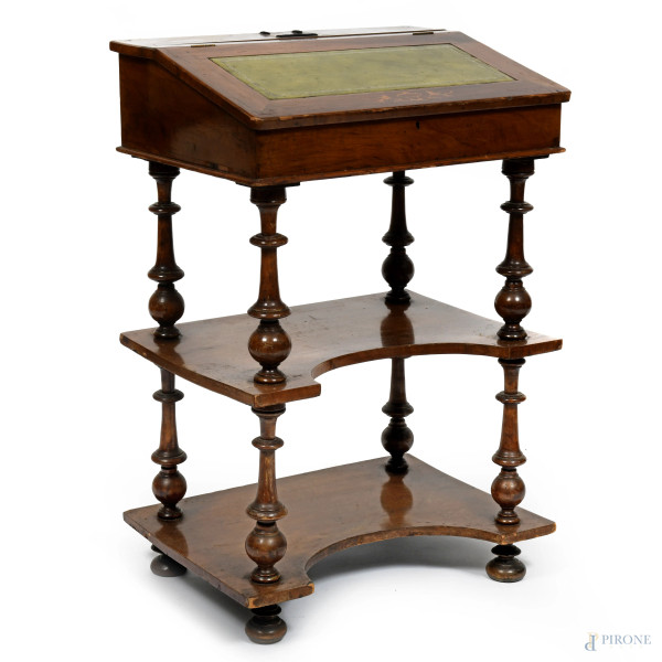 Mobile scrittoio impiallacciato con piano rivestito in cuoio verde celante vano portaoggetti. Poggiante su struttura a doppio ripiano raccordate da colonnine tornite, XX secolo, cm 84,5x56x40, (segni di usura, graffi, difetti, cadute di impiallacciatura)