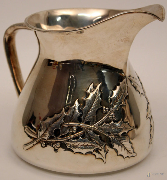 Lattiera in argento sbalzato, gr. 630, H 16 cm.