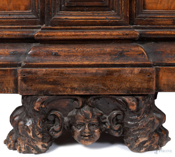 Cassapanca in noce con fronte modanato, XIX secolo, cm 58x172x59, (segni di usura, difetti)