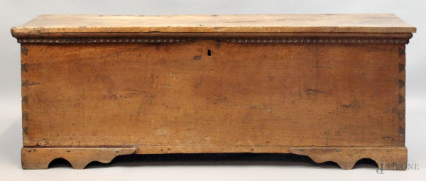 Cassapanca in noce del XVII secolo, bordo dentellato, piedi a mensola, cm h 54x147x50,5