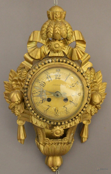 Cassa d&#39;orologio tipo Cartel in legno dorato ed intagliato, al quarzo, H 44 cm.