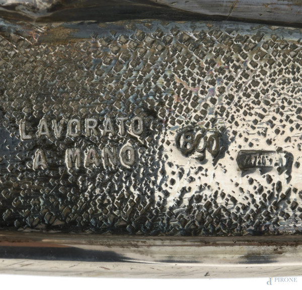 Centrotavola in argento 800/000 lavorato a scanalature, XX secolo, cm 20,5x38,5x23,5, peso gr 135...