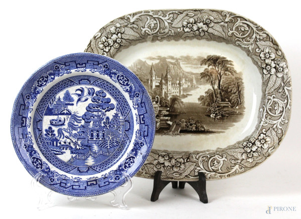 Lotto composto da un piatto ed un vassoio in ceramica inglese, fine XIX secolo, misure max cm 30,5x38