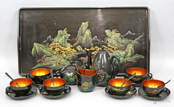 Servizio da thè in legno laccato nero e dipinto a soggetto di paesaggio, arte orientale, XX secolo, composto da: teiera, zuccheriera, lattiera, vassoio, 6 tazze con piattino, 6 cucchiaini