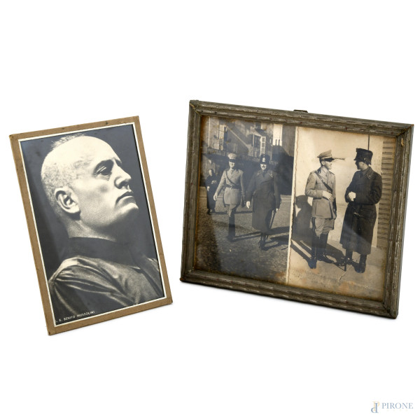 Lotto di due foto d'epoca e una cartolina raffigurante Benito Mussolini, misure massime cm 15x18,5