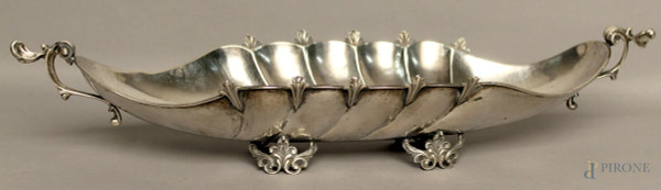 Centrotavola a navicella in argento poggiante su quattro piedini, cm 10x50, gr. 620.