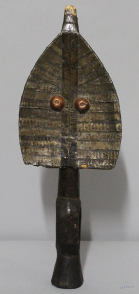 Trofeo in legno e rame, arte africana, h. 42 cm.
