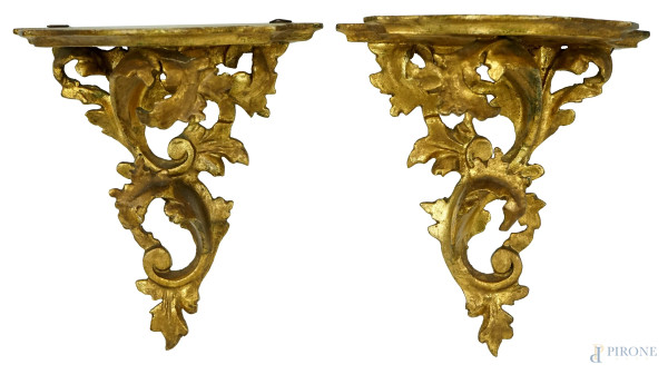 Lotto di due mensoline in legno intagliato e dorato, cm 22x20x11, prima metà XX secolo, (difetti).
