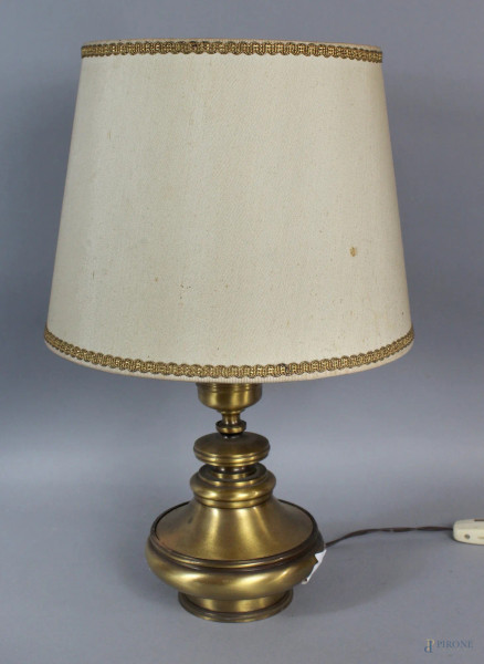 Lampada in ottone, altezza 48 cm.