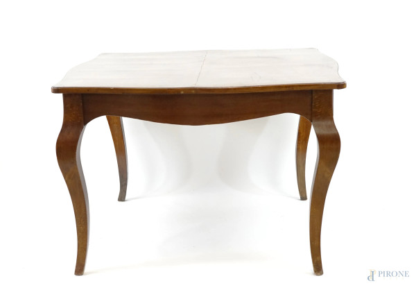 Tavolo scrittoio in noce, XX secolo, piano scorrevole di linea sagomata, poggiante su quattro gambe mosse, cm h 80x100x112, (difetti).