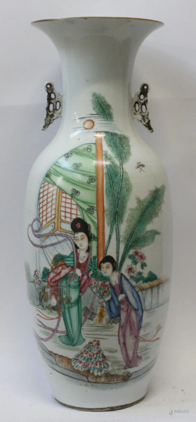 Vaso in porcellana chiara a decoro policromo paesaggio con figure, h. 59 cm, arte orientale.