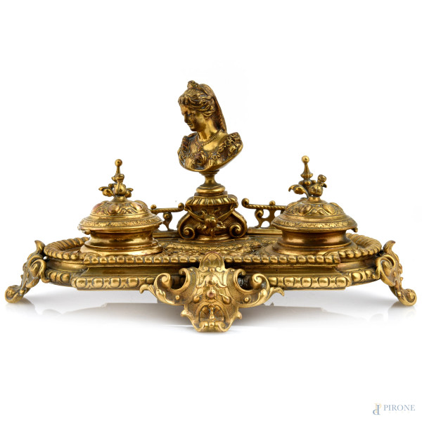 Calamaio in metallo dorato riccamente cesellato a volute e putto con elemento scultoreo centrale a guisa di figura femminile. XX secolo, cm 16x28x17, (usura del tempo)
